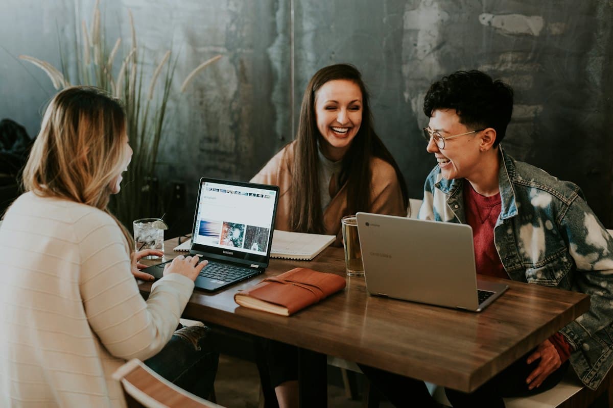Étudiants en séance de travail en groupe